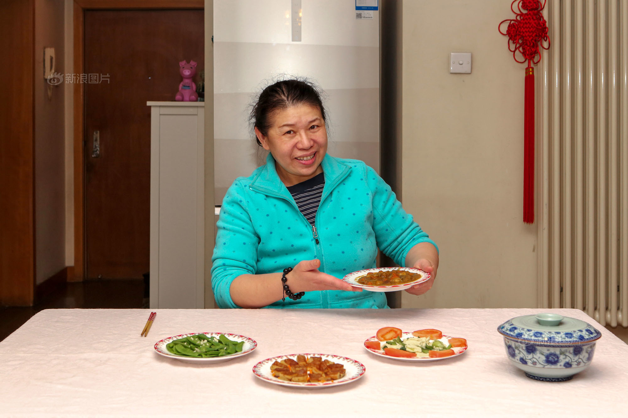 农村儿子过生日，妈妈做一桌丰盛的午餐，一家人高高兴兴吃一顿_凤凰网视频_凤凰网